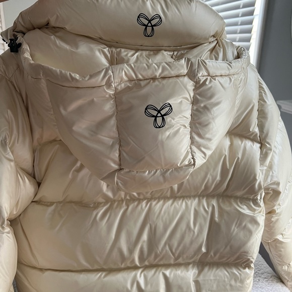 Aritiza super puffer (SHORTY) cropped jacket in cream - Picture 2 of 3